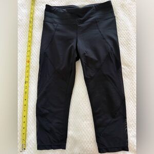 Lululemon black Legging capris with zipped pockets and mesh accents, sz 8